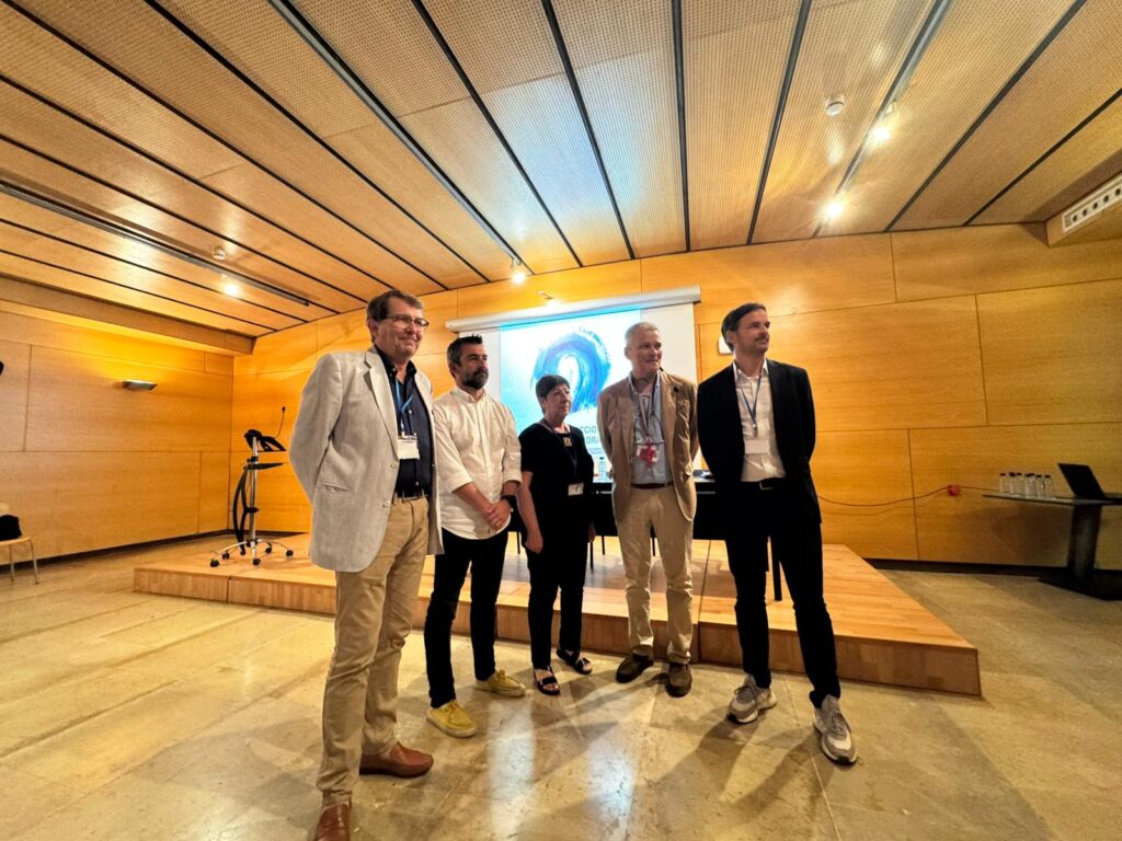 Fotografía de miembros y profesores participantes en la primera edición del curso en 2025