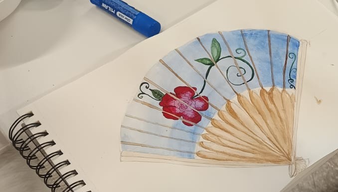 Fotografía de un dibujo de uno de los alumnos del Creativity Camp que muestra un abanico colorido