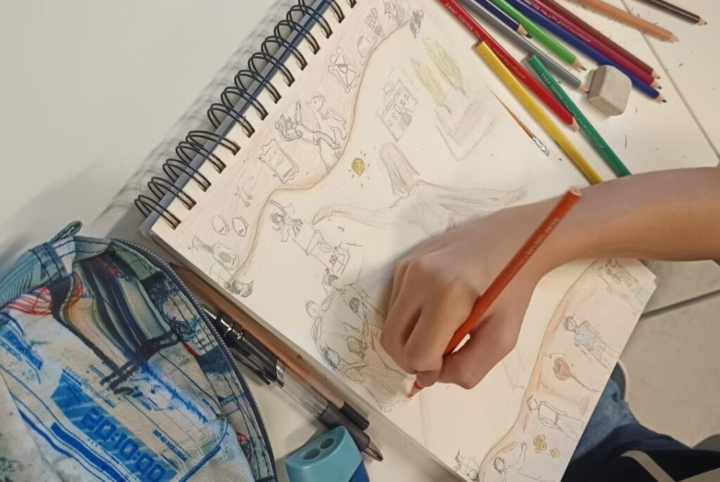 Fotografía de un niño del Creativity Camp realizando un dibujo sobre elementos emblemáticos de Madrid