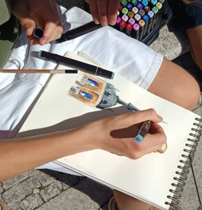 Imagen de uno de nuestros alumnos del Creativity Camp dibujando