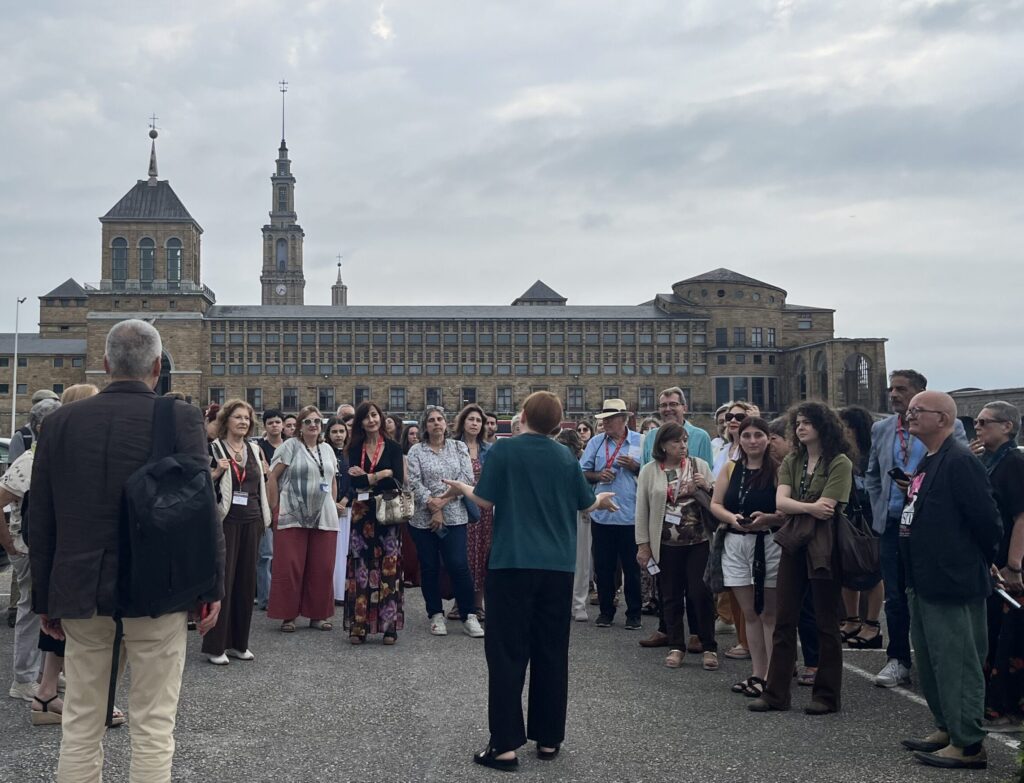 Visita de los participantes del II Curso de Arte contemporáneo y coleccionismo al centro de arte LABoral en Avilés