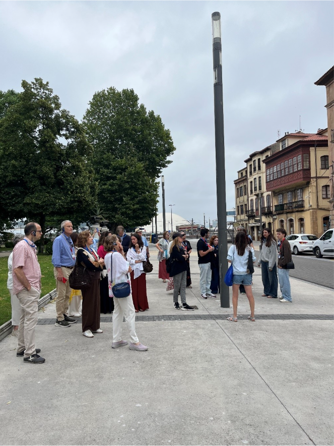 Alumnos en una visita guiada por Avilés