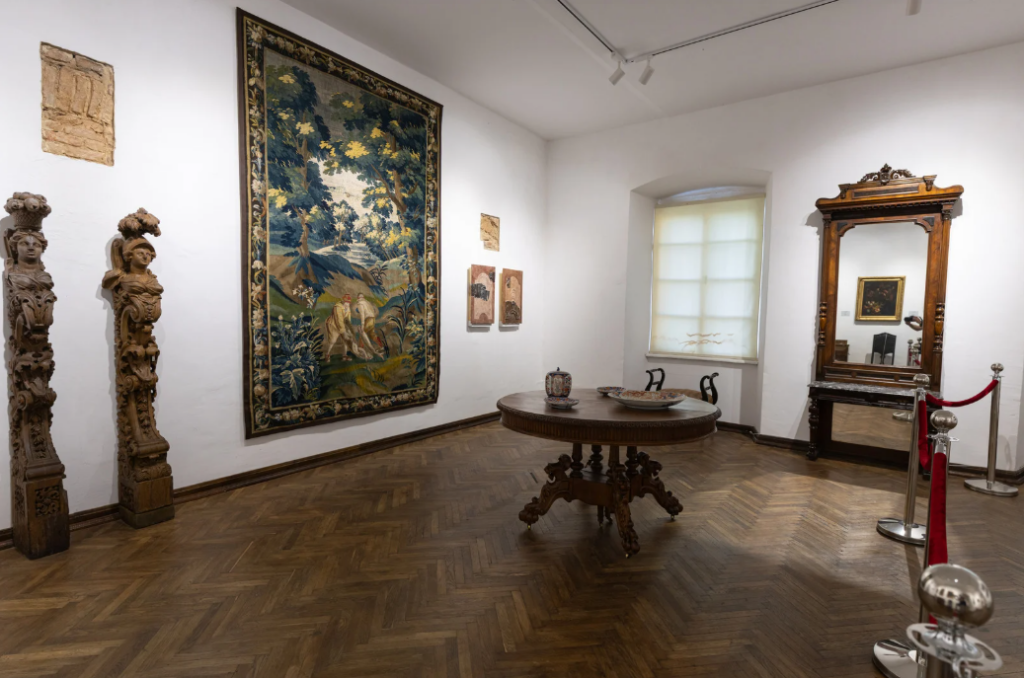 Fotografía de una sala de exposición de arte
